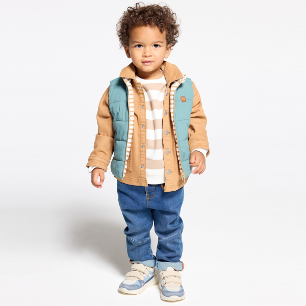 سترة بدون أكمام بوجهين باللون الأخضر للأطفال الصغار.